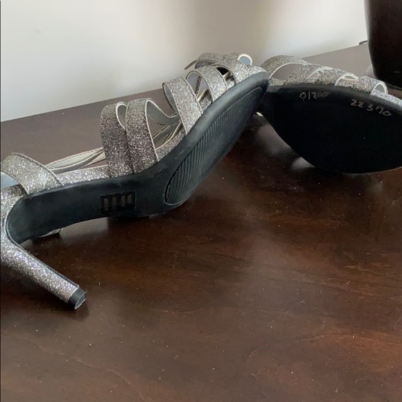 Heels (size not on shoes buts it’s true size 11) - Picture 3 of 3